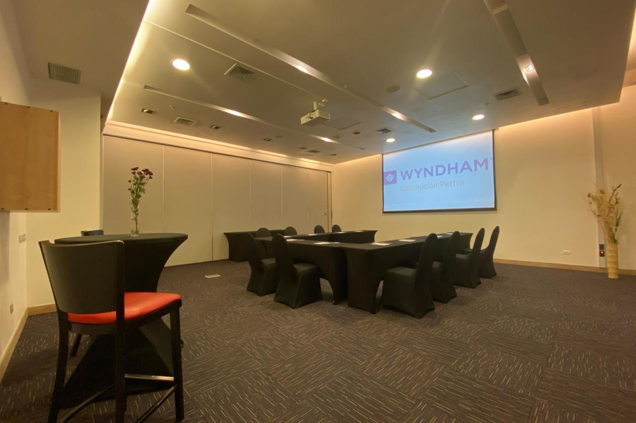 Отель Wyndham Concepcion Pettra Экстерьер фото The boardroom at the Wyndham office in Singapore