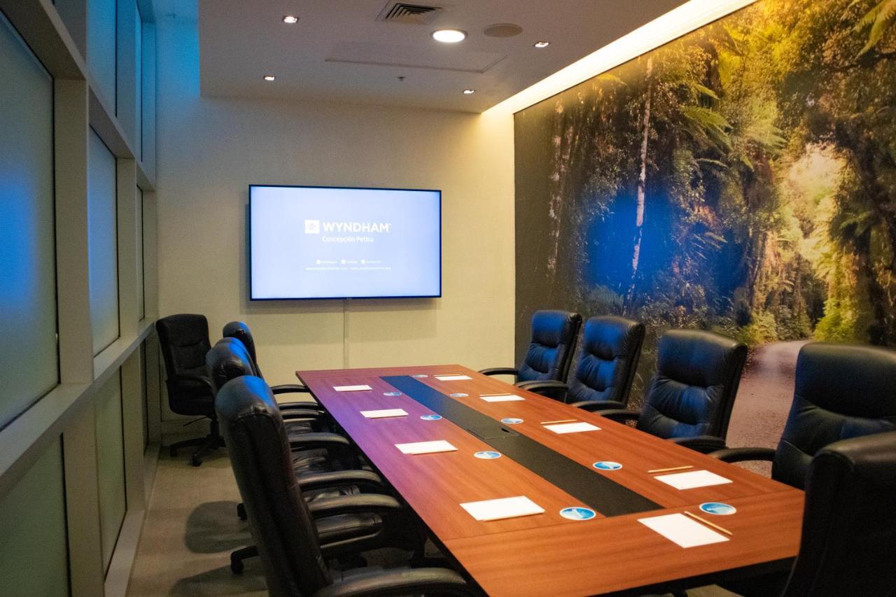 Отель Wyndham Concepcion Pettra Экстерьер фото A meeting room at the headquarters of the National Oceanic and Atmospheric Administration