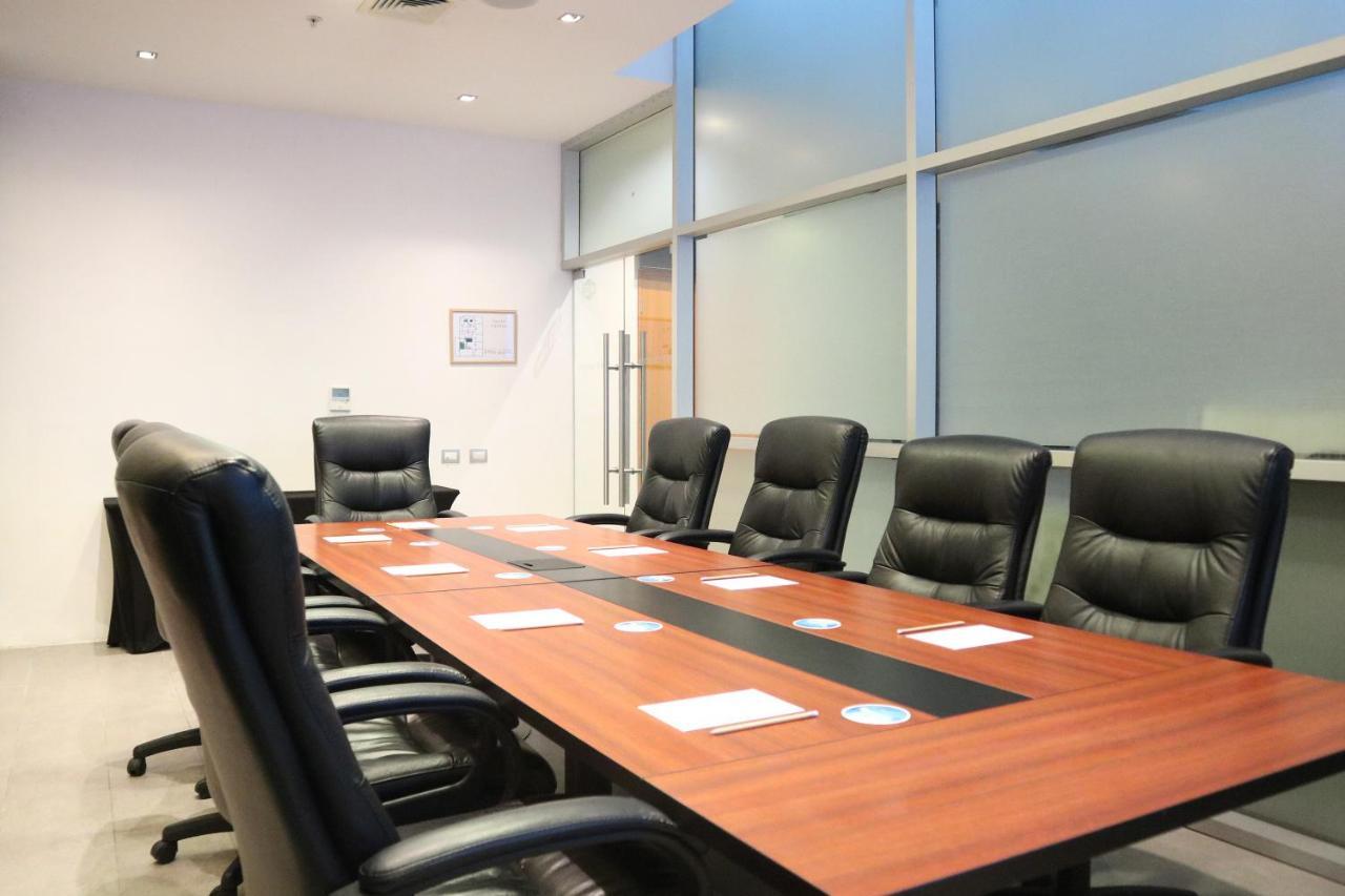 Отель Wyndham Concepcion Pettra Экстерьер фото A conference room