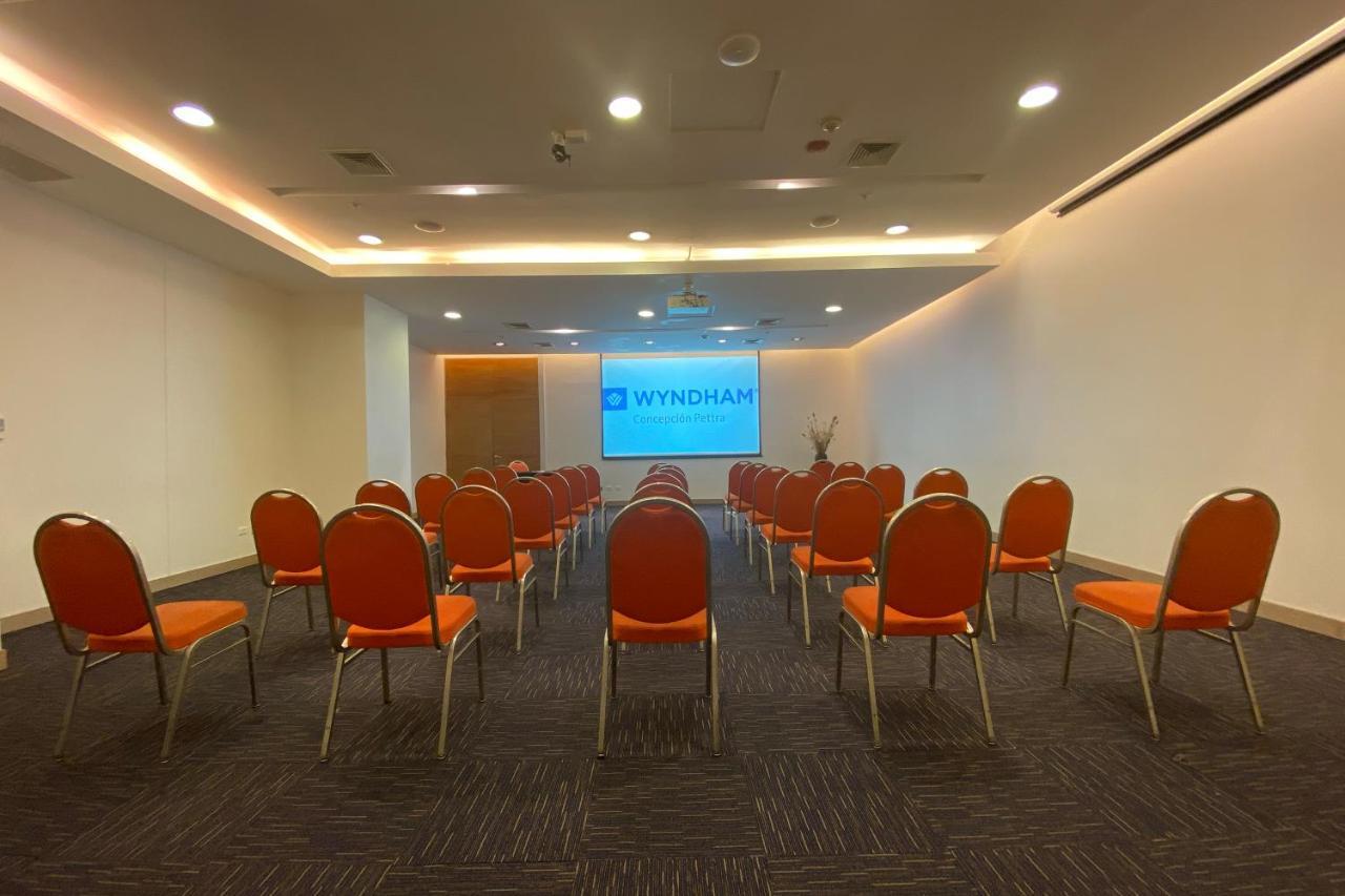 Отель Wyndham Concepcion Pettra Экстерьер фото Meeting room at Wyndham Garden, Bangkok